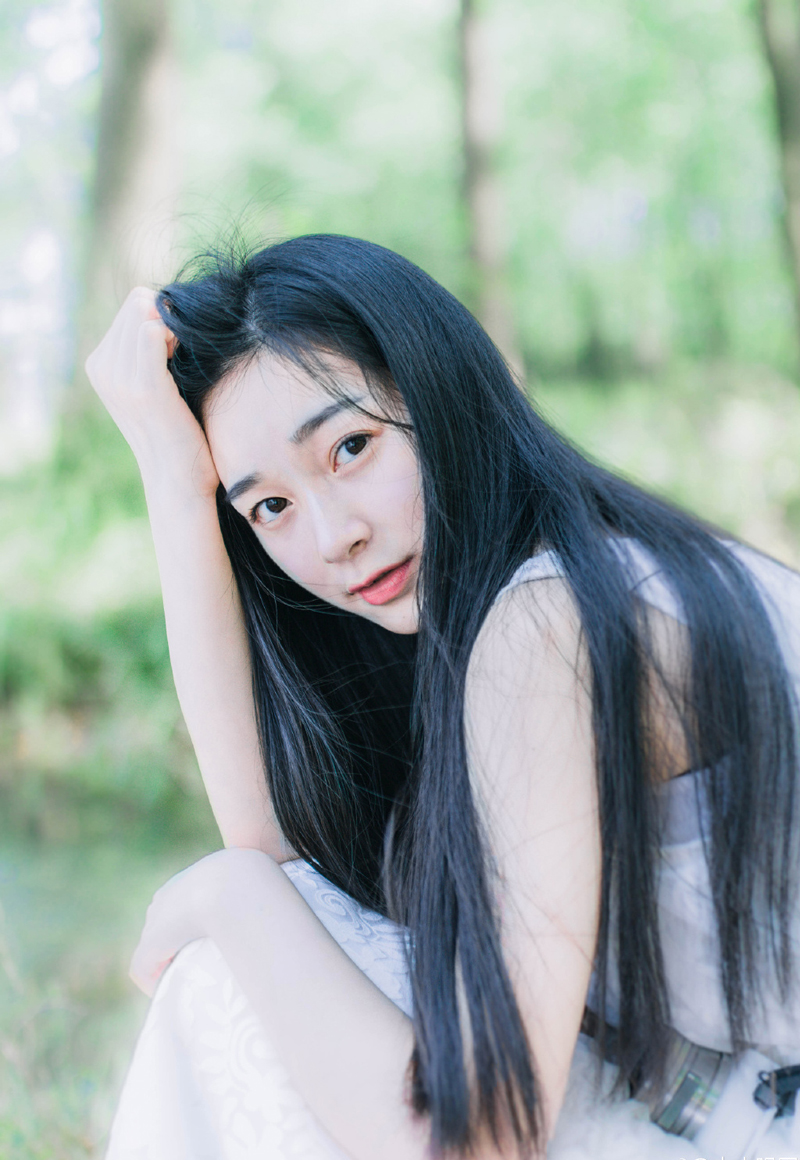 “即是主公之命，统岂敢不从。”庞统闻言松了口气，如今他要跟诸葛亮斗，最怕的就是有人从旁指手画脚，虽然吕征从小被吕布以精英培养方式来培养，但如今不过十岁，而且身份特殊，若让他来主事，难免掣肘。